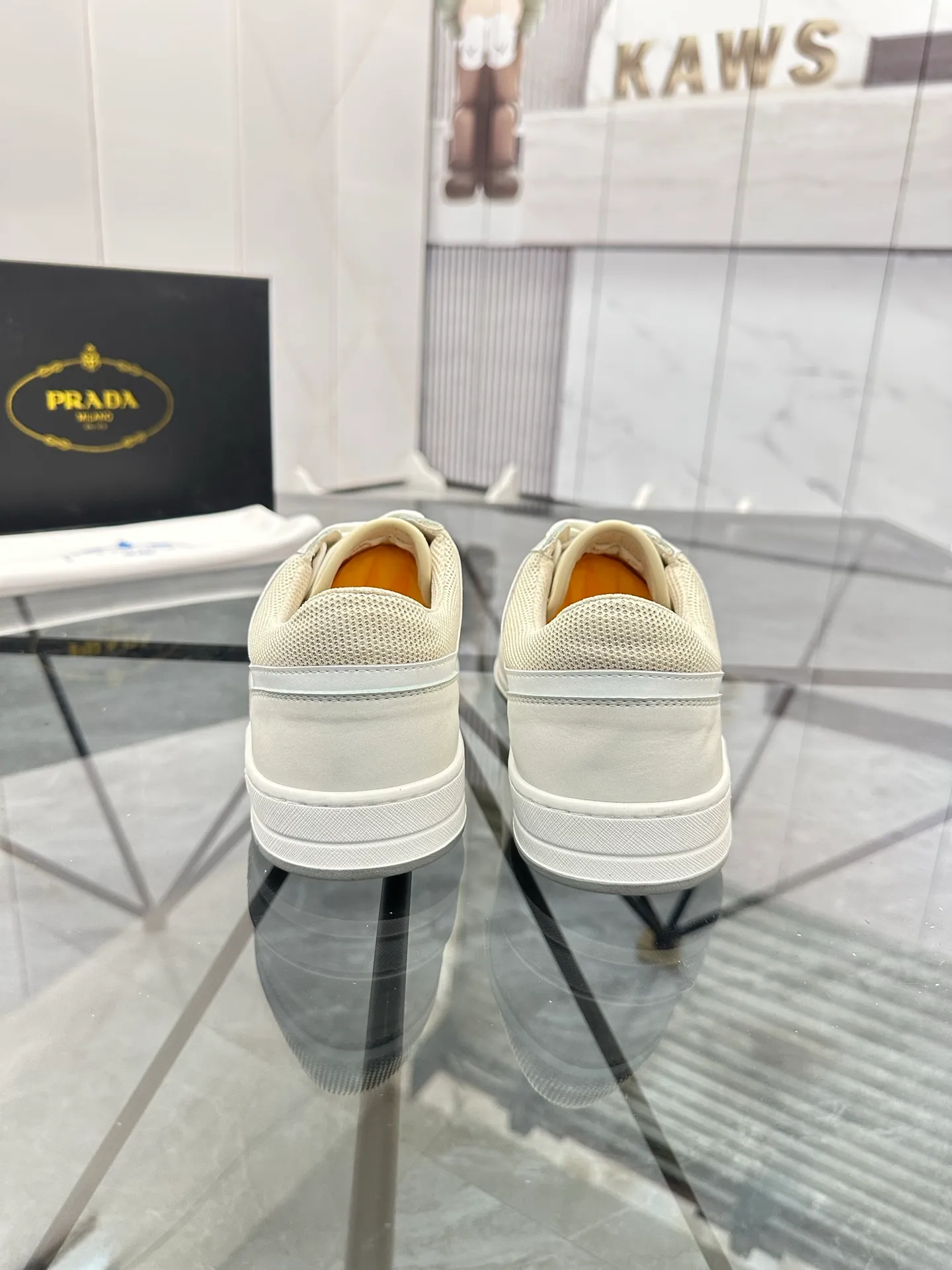 Men's shoes: 💰P420¥ Product trademark: Prada *"Prada*" low-top casual shoes Regular size: 38-44 (can be customized to 45) Product materials: imported cowhide upper with original fabric, breathable lining, original outsole. Number: 020